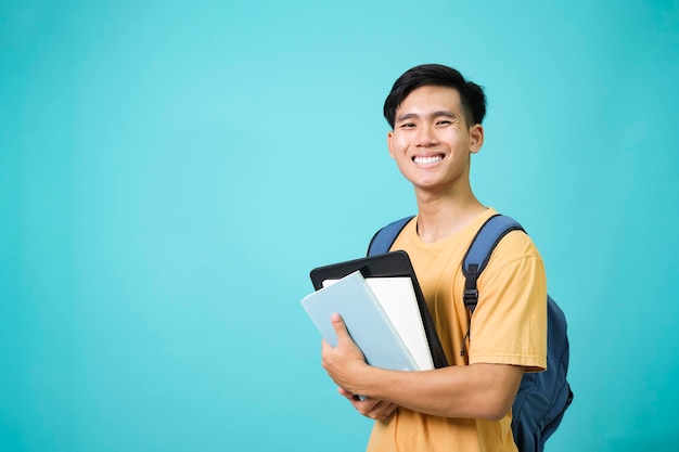 Zelfverzekerd student Studio portret van knappe jonge man met boeken