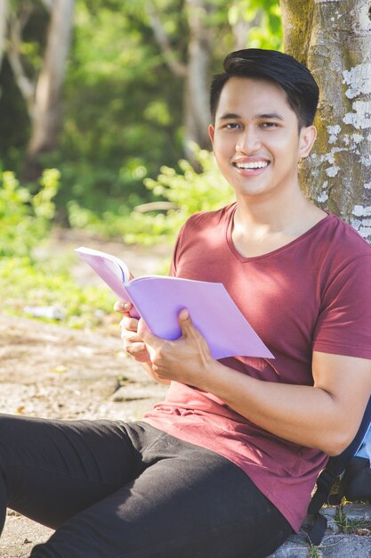 Zelfverzekerde Aziatische student in het park