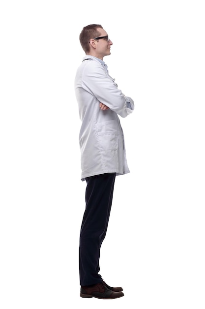Zelfverzekerde jonge dokter kijkt uit geïsoleerd op een witte