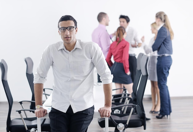 Zelfverzekerde jonge zakenman die een vergadering bijwoont met zijn collega's