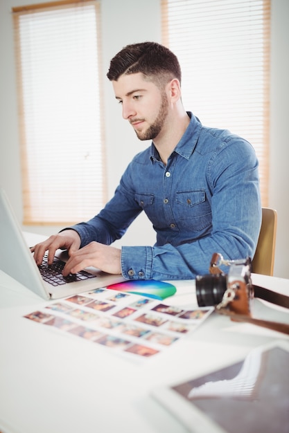 Zelfverzekerde man aan het werk op kantoor