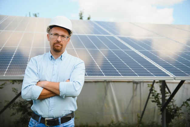 Zelfverzekerde man en zonne-energiecentrale