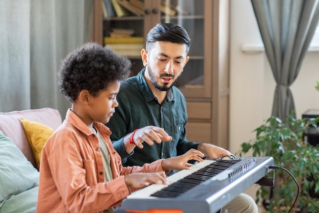 Zelfverzekerde muziekleraar die leerling consulteert