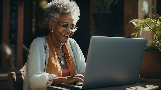 Zelfverzekerde oudere zakenvrouwen die met een laptop werken tijdens een reis