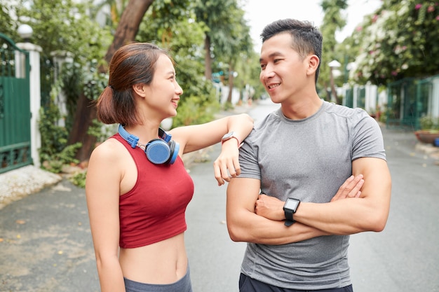 Zelfverzekerde sportieve man en vrouw