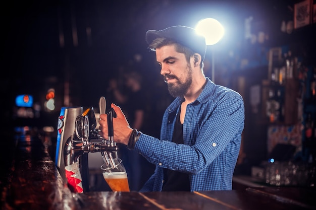 Zelfverzekerde tapster maakt cocktail in cocktailbars