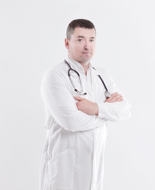 Zelfverzekerde therapeut arts met stethoscoop geïsoleerd op wit