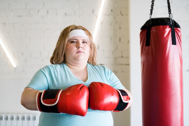 Zelfverzekerde vrouw boksen