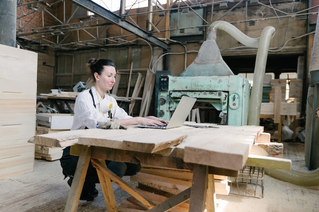 Zelfverzekerde vrouw die als timmerman werkt