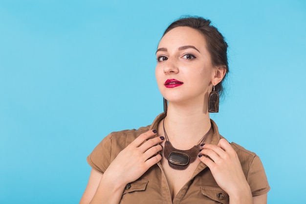 Zelfverzekerde vrouw die lacht. portret van vrouw