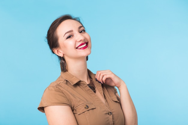 Zelfverzekerde vrouw die lacht. Portret van vrouw