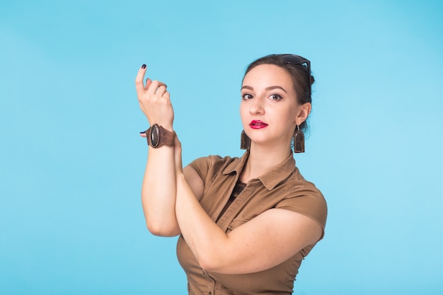 Zelfverzekerde vrouw die lacht. Portret van vrouw