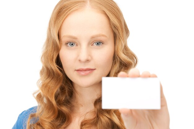 Foto zelfverzekerde vrouw met visitekaartje over white