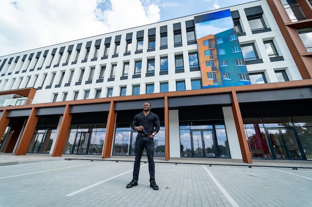 Zelfverzekerde zakenman in stedelijke stad staande lifestyle moderne kantoormedewerker