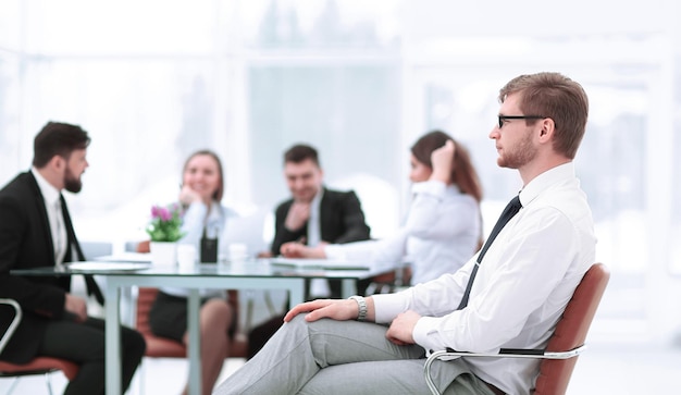 Zelfverzekerde zakenman op de achtergrond van officephoto met kopieerruimte