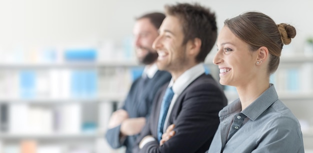 Zelfverzekerde zakenmensen op het seminar waar ze glimlachen en genieten