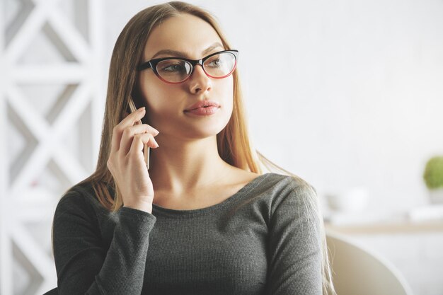 Zelfverzekerde zakenvrouw aan de telefoon