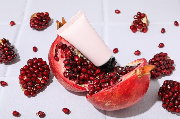 Zelfzorg- en huidverzorgingsproducten concept granaatappelcosmetica