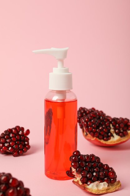 Zelfzorg- en huidverzorgingsproducten concept granaatappelcosmetica
