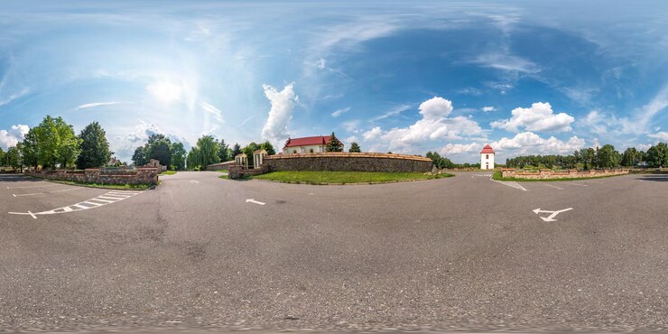Photo zelvabelarus2019年7月正距円筒図法の準備ができたarvrコンテンツの石柵の小さなカトリック教会の近くの駐車場での完全なシームレス球形hdriパノラマ360度角度ビュー