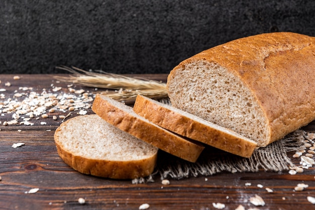 Zemelenbrood op donkere houten tafel.