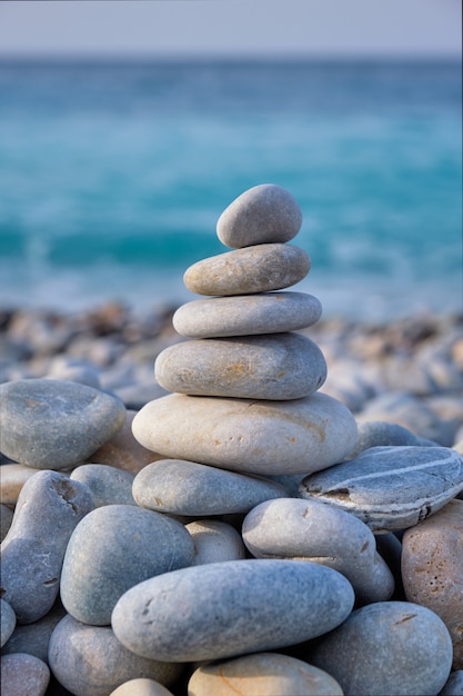 Pila di pietre equilibrata zen sulla spiaggia