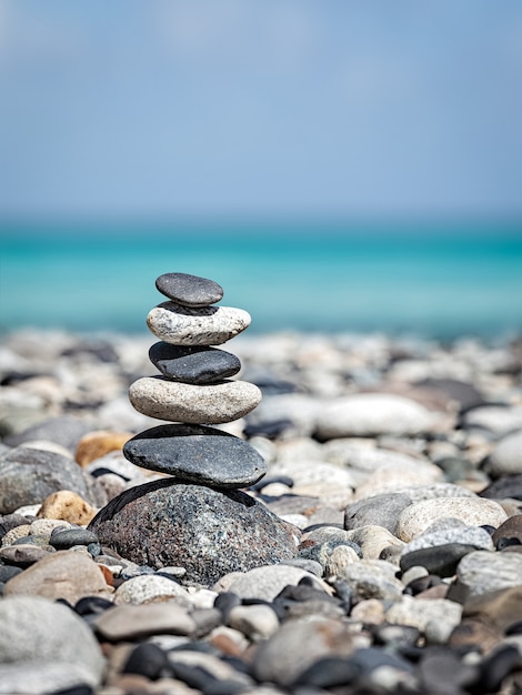 Foto pila di pietre equilibrate zen