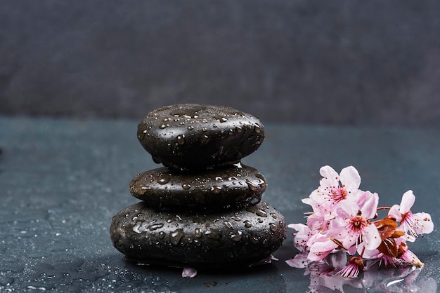 Foto zen concept het object van de stenen op natte vloer harmonie meditatie zen stenen