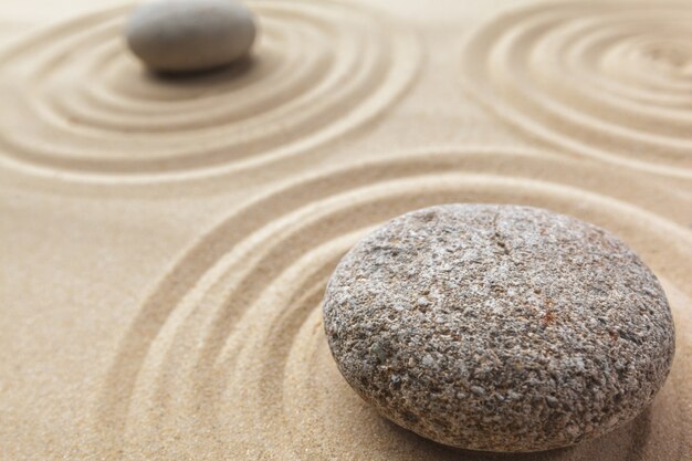 Foto pietra da meditazione giardino zen