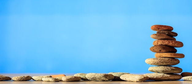 Zen stenen stapel op blauwe achtergrond