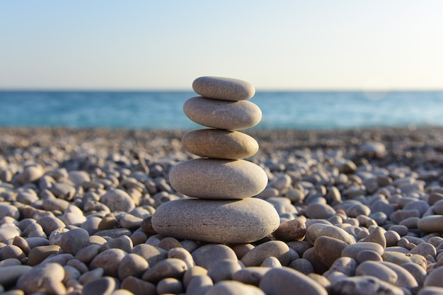 Photo zen stones. pyramid of smooth sea stones on a pebble beach.