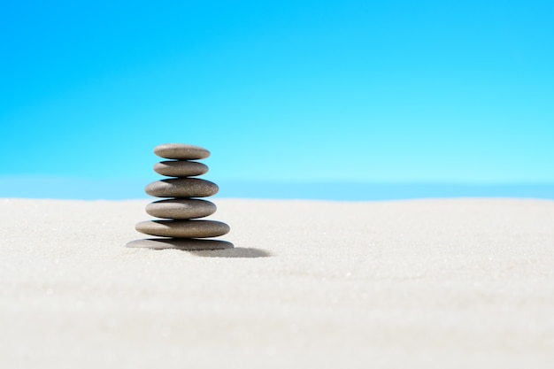 Pietre zen sulla spiaggia sabbiosa