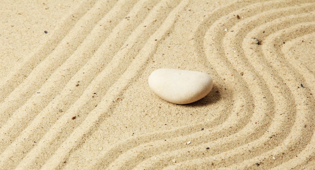 Zen-tuin met geharkt zand en ronde stenen close-up