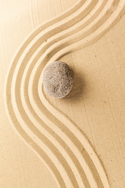 Zen-tuin met steen voor meditatie