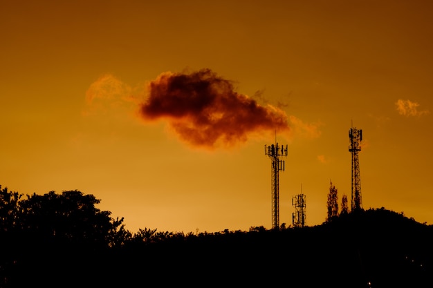 zend een paal en een zendontvanger uit in de lucht