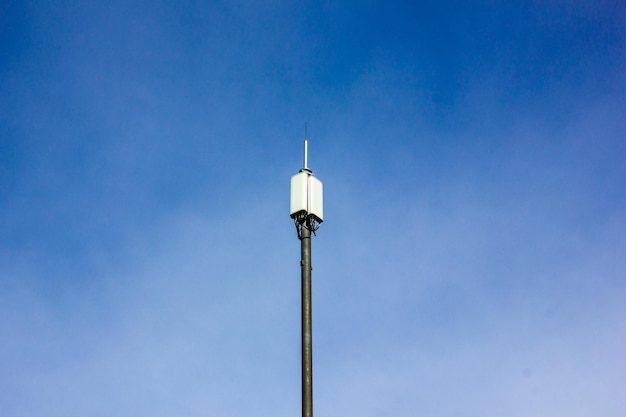 Zendmast tegen de lucht Basisstation Radiotoren