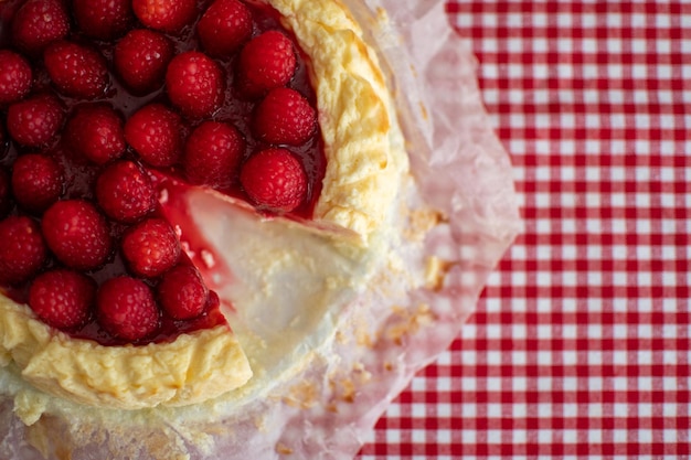 Vista zenitale di una deliziosa cheesecake fatta in casa