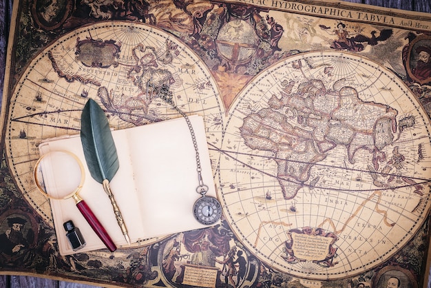 Zenithale weergave van stilleven bestaande uit oude boeken en pen met inkt