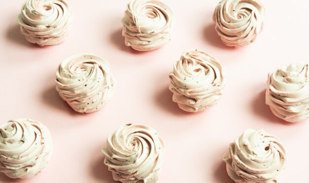 Zephyr in bellissime forme rose, motivo marshmallow su corallo pastello.