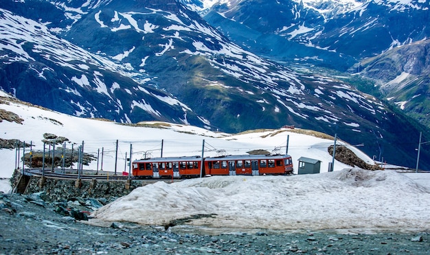 Zermatt, Switzerland-2018년 6월 11일: 스위스 마터호른 체르마트의 다른 역으로 가는 승객을 위해 달리는 기차.