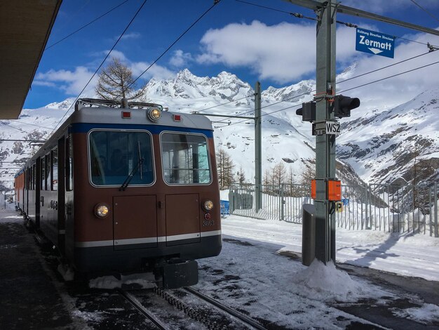 Foto zermatt, svizzera - 20 marzo 2018 - un treno della gornergratbahn si sta avvicinando alla stazione di riffelalp