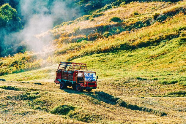 Zermatt, Zwitserland - 24 augustus, 2016: Landbouwvoertuig met het hooi op de weide in Zermatt, Zwitserland.