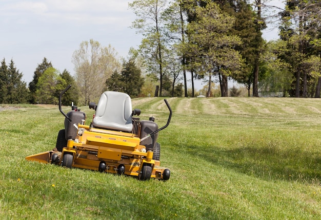 Foto zero turn grasmaaier op gras zonder bestuurder