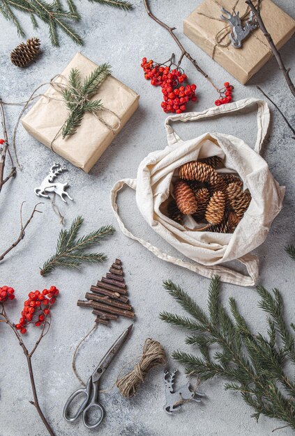 写真 ゼロ 廃棄 クリスマス コンセプト ナチュラル クリスマス 装飾 プラスチックなし 手作り プレゼント フラット レイ トップ ビュー