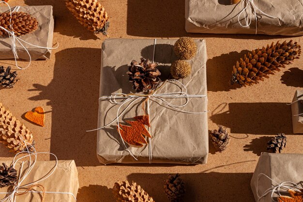 Photo zero waste christmas knolling flat lay with hard shadows hand crafted eco gift natural new year jute decorations top view kraft paper wrapping without plastic concept orange zest treeheartscones