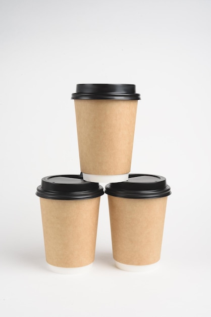 Бумажные стаканчики для кофе без отходов на белом фоне