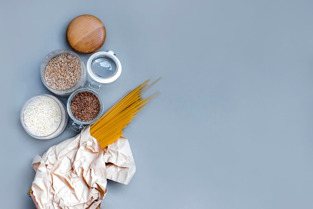 Foto concetto di zero sprechi vasetti di vetro da cucina in stile casalingo su sfondo blu con spazio per la copia del testo concetto ecologico e di riutilizzo alimenti biologici bio