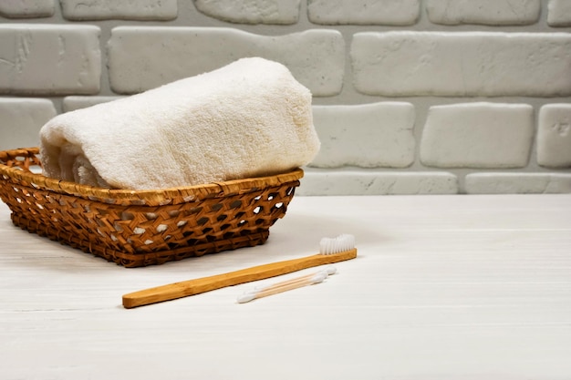 Zero waste concept Tandenborstel en handdoek op een witte achtergrond Ecovriendelijke bamboe tandenborstel Plaats voor een inscriptie