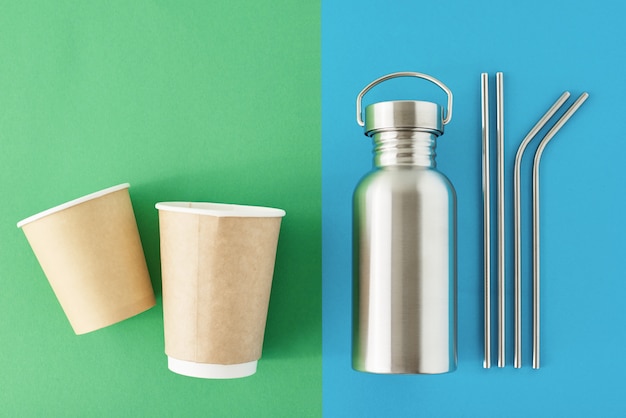 사진 폐기물 친환경 개념. 화려한 파란색과 녹색 표면에 재사용 가능한 플라스틱 무료 품목. aluminun 병, 금속 튜브 및 종이 커피 컵의 상위 뷰