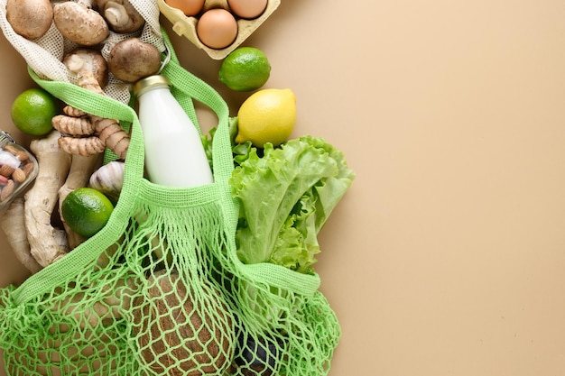 Zero waste gezond veganistisch eten mesh bag gembersalade groenten duurzame levensstijl bekijken van bovenaf